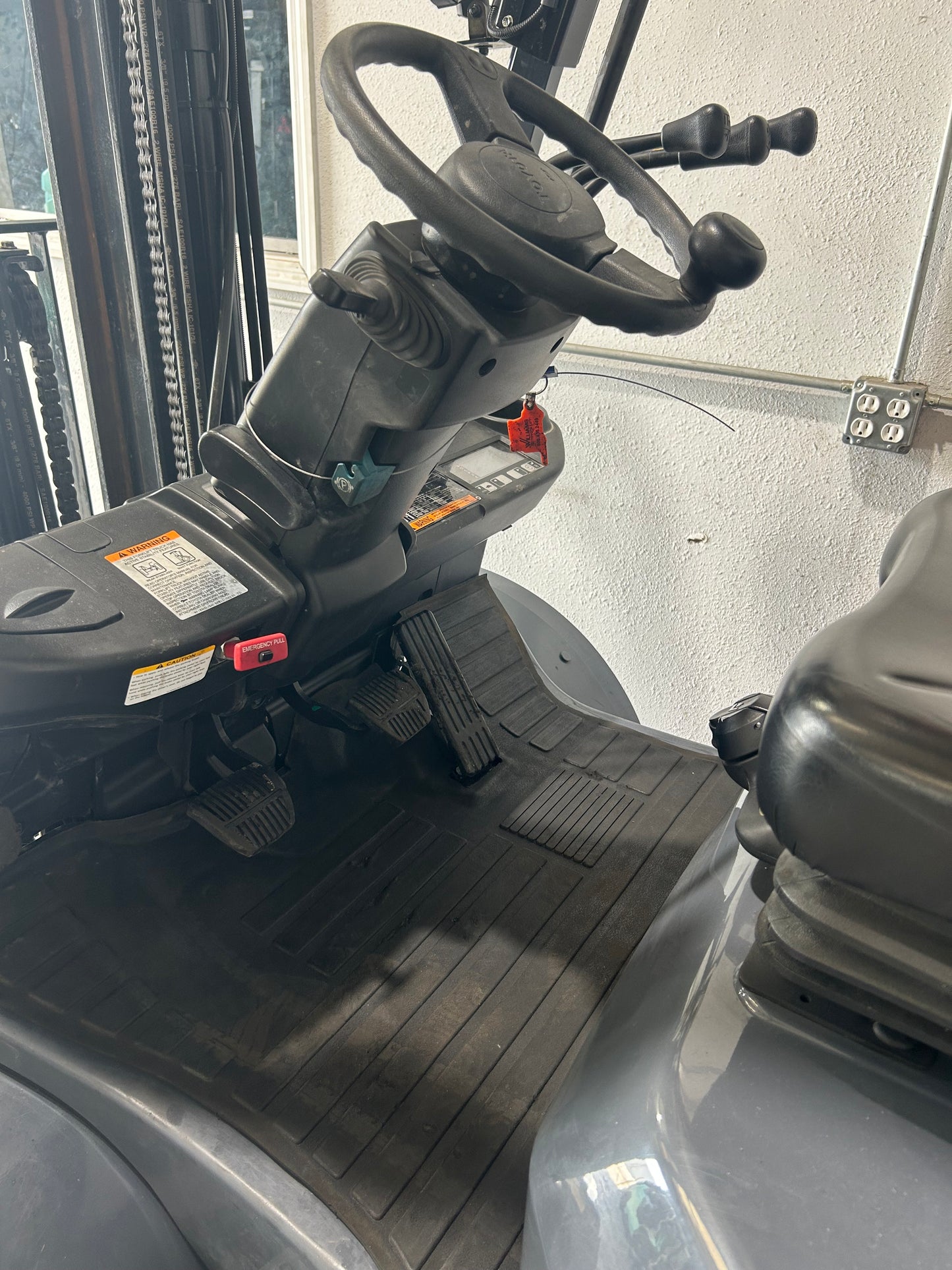 390 Hours! Toyota Forklift Pneumatic 3 Stage Side Shift Year 2023