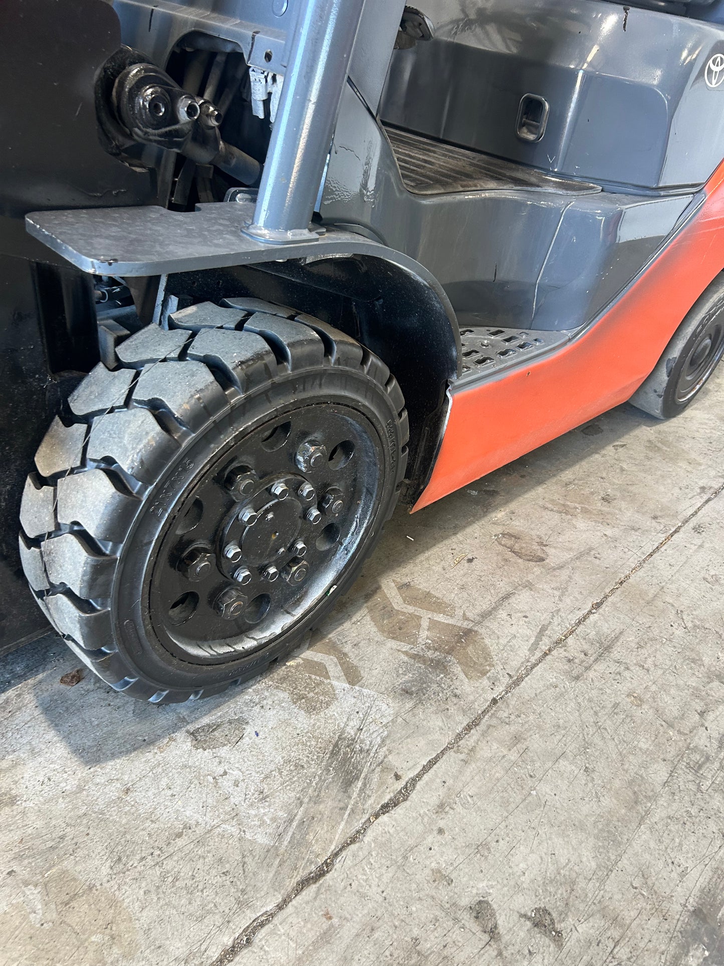 Toyota Forklift 5,000lbs Capacity 3 Stage Mast Side Shift