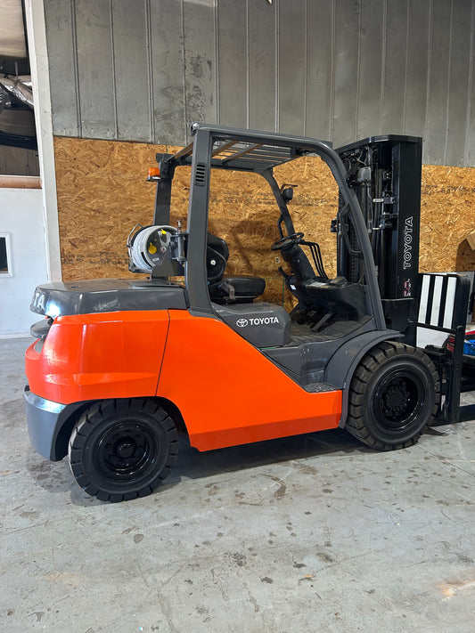 10,000lbs Capacity - Toyota Forklift Rough Terrain Pneumatic