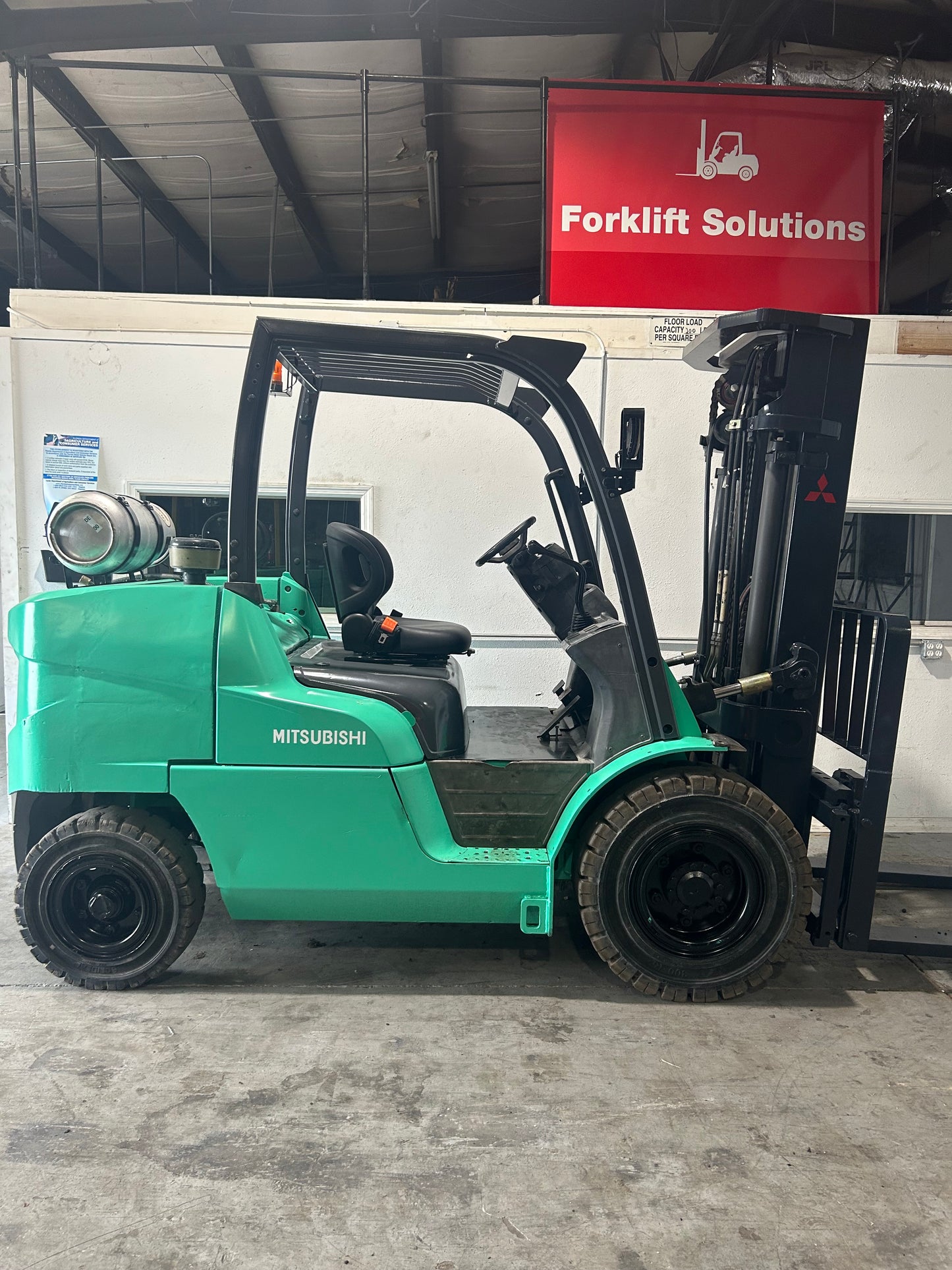 10,000lbs Capacity Pneumatic Rough Terrain Forklift Mitsubishi - FG50CN
