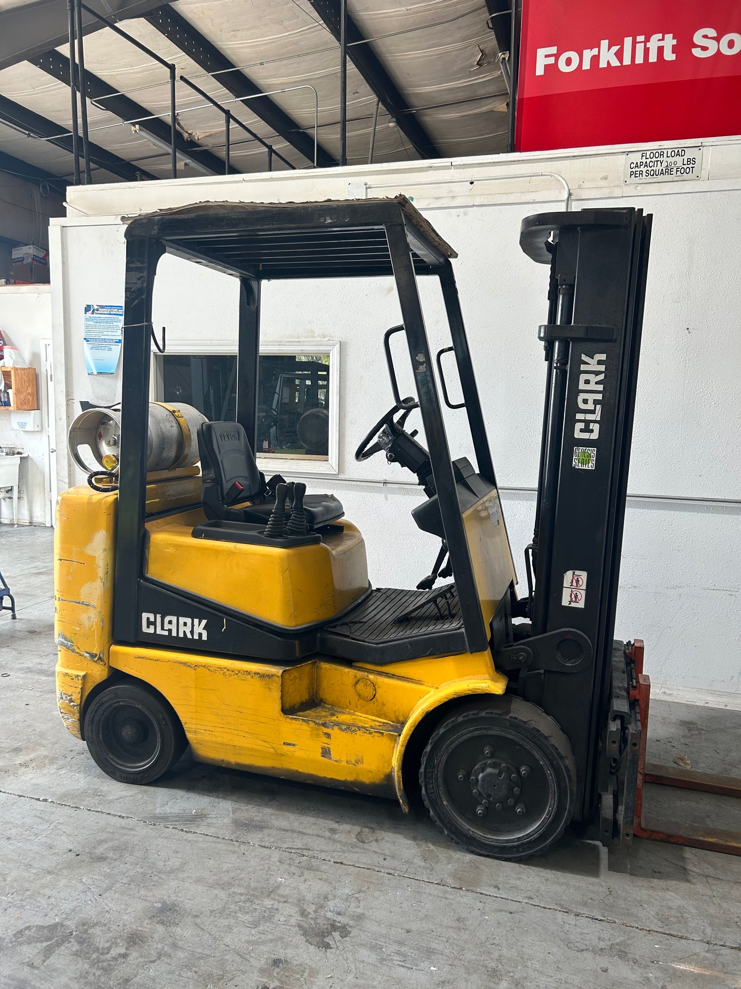 Clark Forklift 5,000lbs Capacity 3 Stage Mast Side Shift
