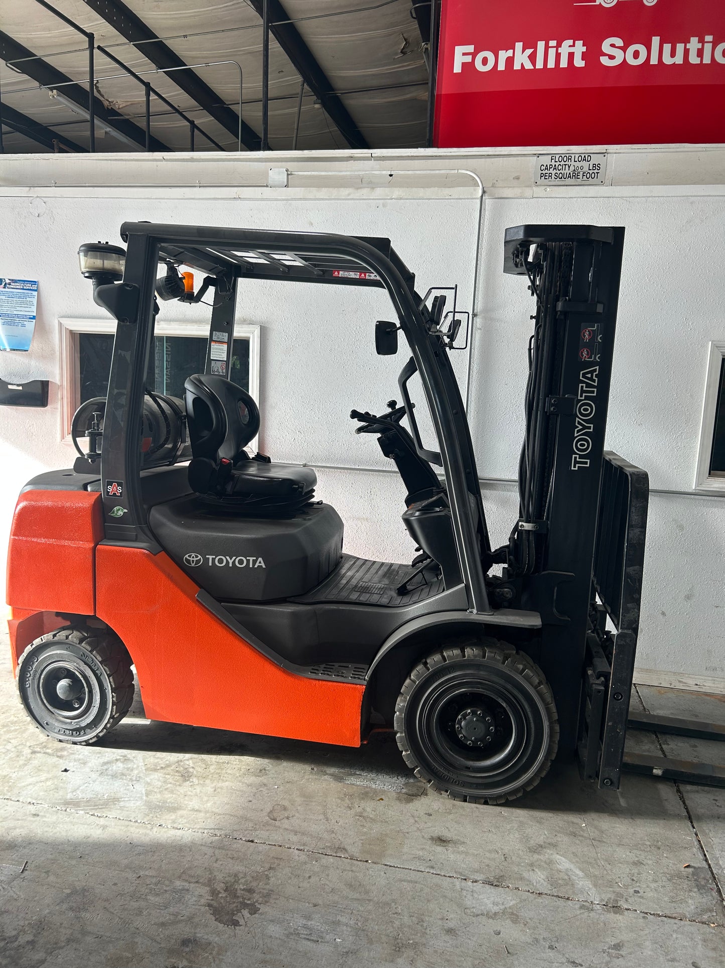 Toyota Forklift Pneumatic 5,000lbs Capacity 3 Stage Mast Side Shift