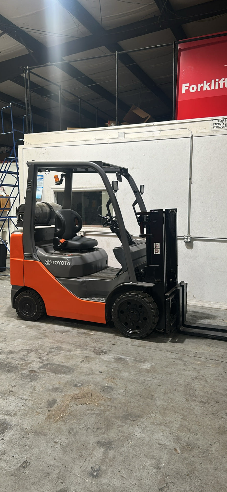 Toyota Forklift 5,000lbs Capacity 80" Lift Height Side Shift Propane Traction Tires