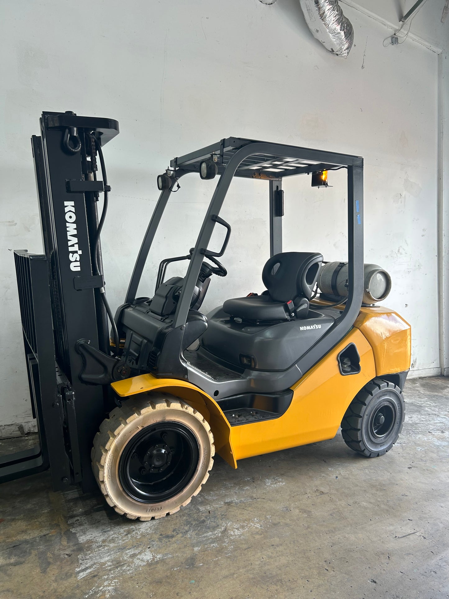 Rough Terrain - Komatsu Pneumatic 6,000lbs Capacity Forklift