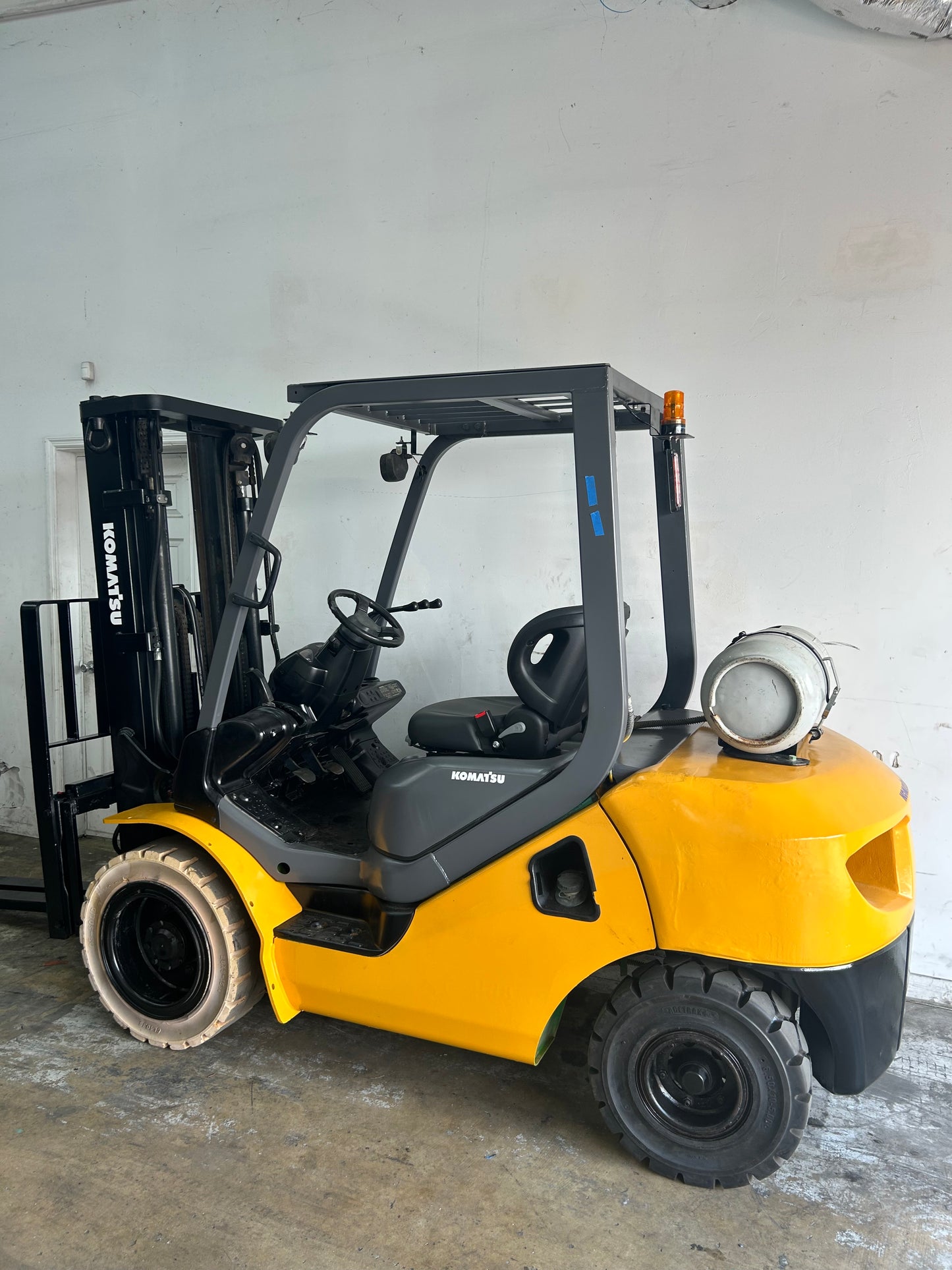 Rough Terrain - Komatsu Pneumatic 6,000lbs Capacity Forklift