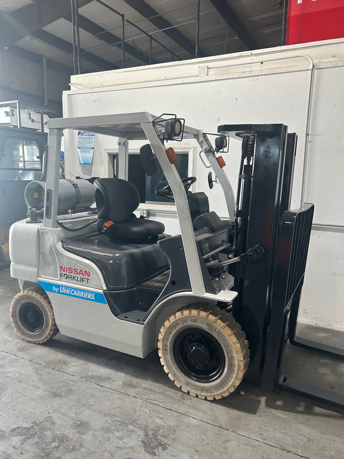 Nissan / Unicarriers Forklift Pneumatic 5,000lbs 3 stage mast side shift